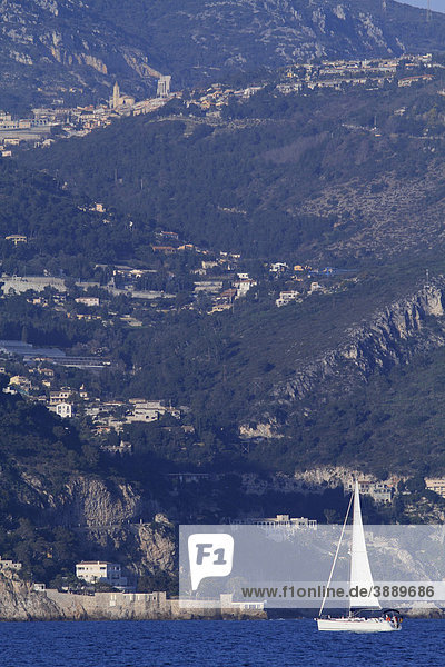 Blick von der Landspitze St. Hospice in Saint Jean Cap Ferrat nach La Turbie  Segelyacht  DÈpartement Alpes-Maritimes  RÈgion Provence Alpes CÙte d'Azur  Mittelmeer  Frankreich  Europa