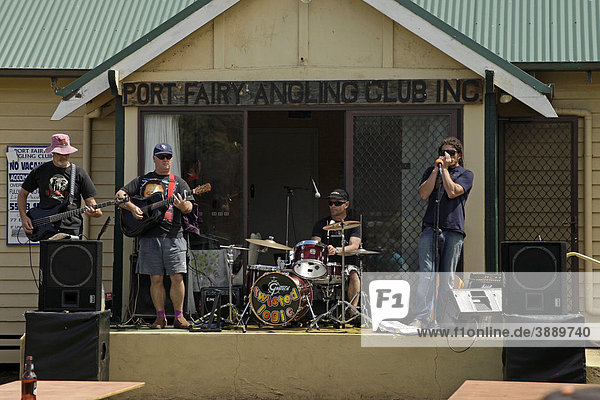 Livemusik im Angling Club von Port Fairy  Victoria  Australien