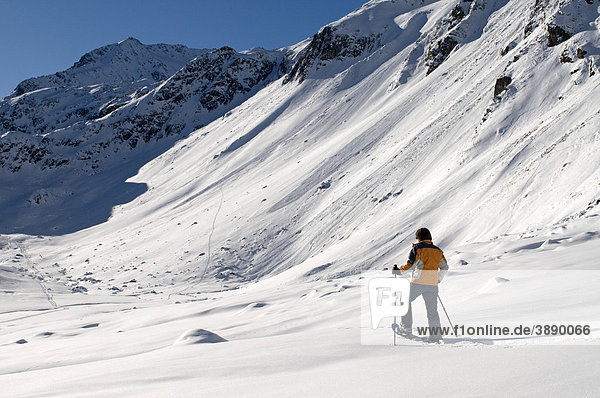 Schneeschuhwanderer  Rifflsee  Pitztal  Tirol  Österreich  Europa