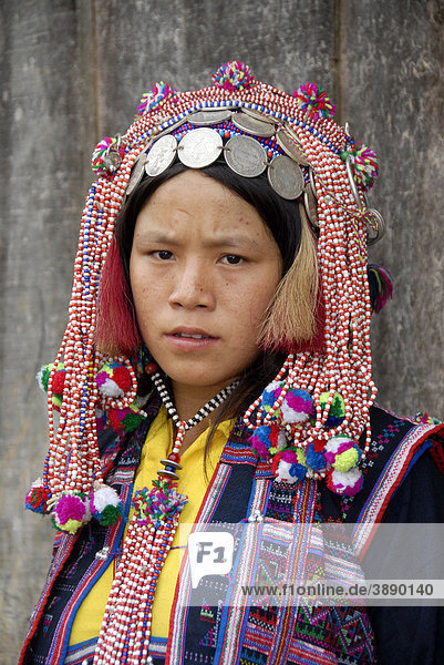 Portrait  Frau der Akha Ya-Er Ethnie  traditionelle Kleidung  bunter Kopfschmuck mit Silbermünzen  Dorf Ban Houeyphod  Distrikt Muang Khoua  Provinz Phongsali  Laos  Südostasien  Asien