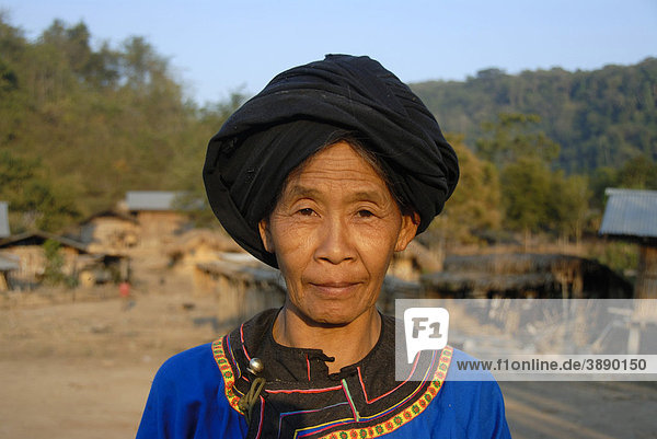 Portrait  Frau der Lolo-Ethnie  bunte traditionelle Kleidung  blaues Gewand  Kopfschmuck schwarzer Turban  Dorf Ban Savang  Distrikt Gnot Ou  Provinz Phongsali  Laos  Südostasien  Asien