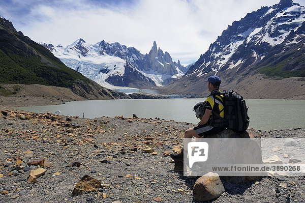 Cerro Torre Gipfel mit Gletscherlagune und Bergsteiger  El Chalten  Patagonien  Anden  Argentinien  Südamerika