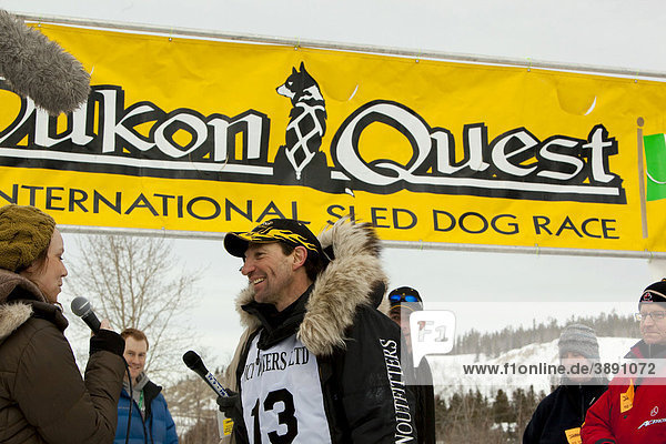 Hans Gatt  der 4-fache Sieger  beim Interview nach dem 4. Sieg  Yukon Quest 1000-Meilen Internationales Schlittenhunderennen 2010  Whitehorse  Yukon Territorium  Kanada
