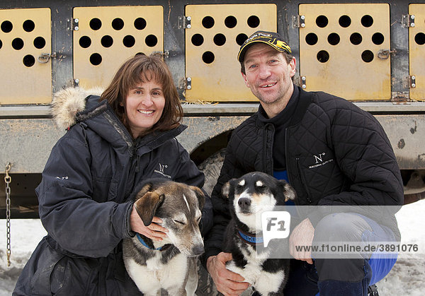 Hans Gatt  der 4-fache Sieger mit Partnerin Susie Rogan und zwei Schlittenhunden nach dem 4. Sieg  Yukon Quest 1000-Meilen Internationales Schlittenhunderennen 2010  Whitehorse  Yukon Territorium  Kanada