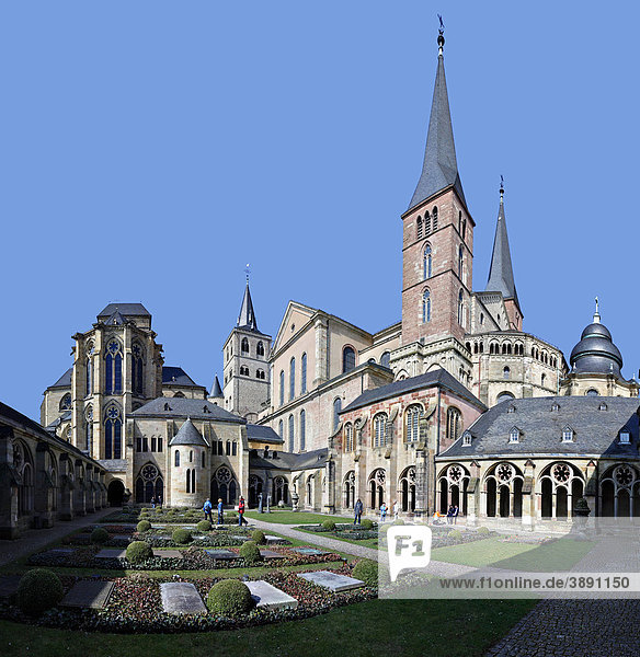 Dom und Liebfrauenkirche vom Domkreuzgang aus gesehen  Trier  Rheinland-Pfalz  Deutschland  Europa