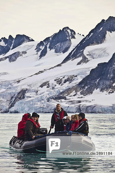 Eis  Fjord  Zodiac  Schlauchboot vor Gletscher  Svalbard  Spitzbergen  Norwegen