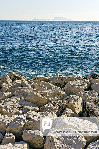 Felsen in Mergellina  hinten die Insel Capri  Italien  Europa