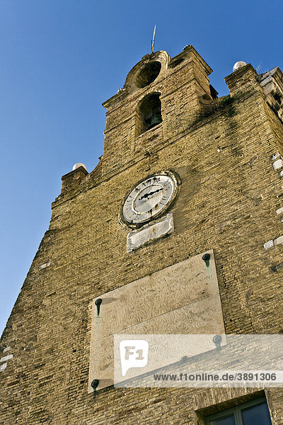 Uhrenturm des Palazzo degli Anziani  gotische Architektur  Ancona  Marken  Italien  Europa