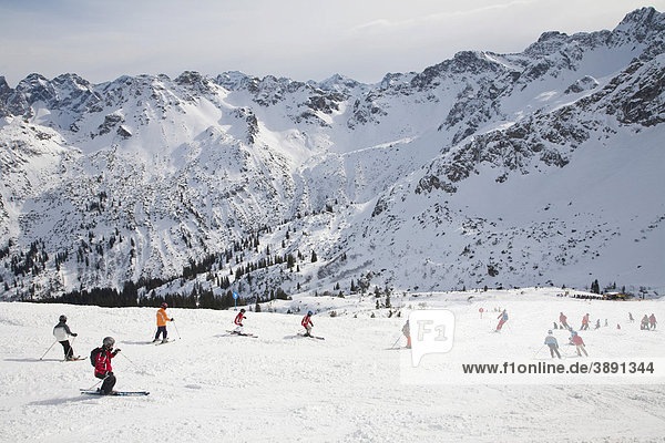Skiers on Mt Fellhorn  skiing area  winter  snow  Oberstdorf  Allgaeu Alps  Allgaeu  Bavaria  Germany  Europe