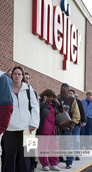 Unemployed residents of the Detroit area lined up to apply for 200 jobs at a new Meijer store  Rochester Hills  Michigan  USA