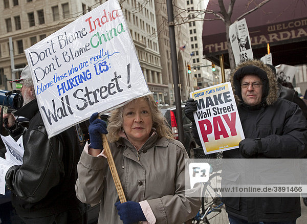 Gewerkschaftsmitglieder demonstrieren vor der Bank of America und fordern  dass die großen Wall-Street-Banken für die Schaffung von guten Arbeitsplätzen zahlen sollen  um die Wirtschaftskrise zu lösen  Detroit  Michigan  USA