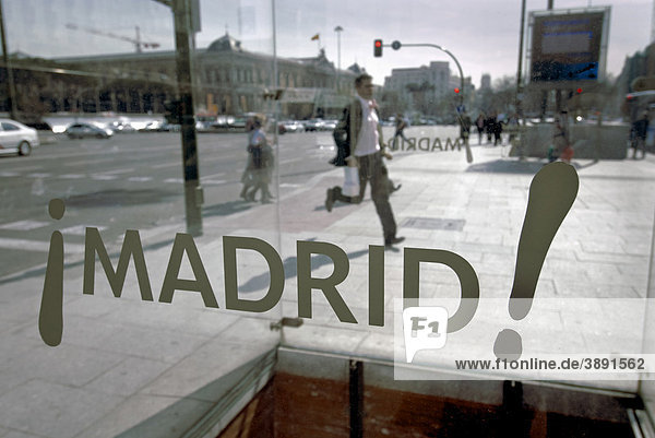 Schaufensterscheibe mit Schriftzug Madrid!  Plaza Colon  Madrid  Spanien  Europa