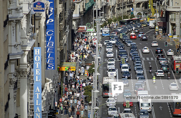 Verkehr auf der Gran Via Straße  Madrid  Spanien  Europa