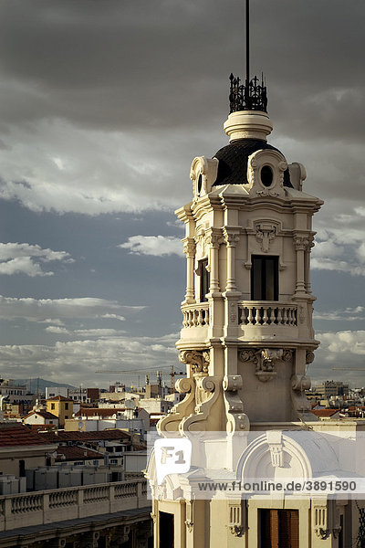 Charakteristisches Haus mit Turm an der Gran Via  Madrid  Spanien  Europa