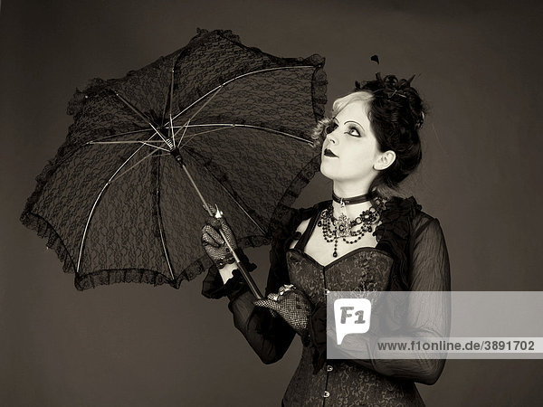Frau  Gothic  Regenschirm  stehend  ernst