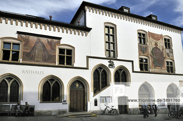 Rathaus von 1842 mit Fresko Kaiser Ludwig der Bayer und Schmerzhafte Gottesmutter  Murnau  Oberbayern  Deutschland  Europa