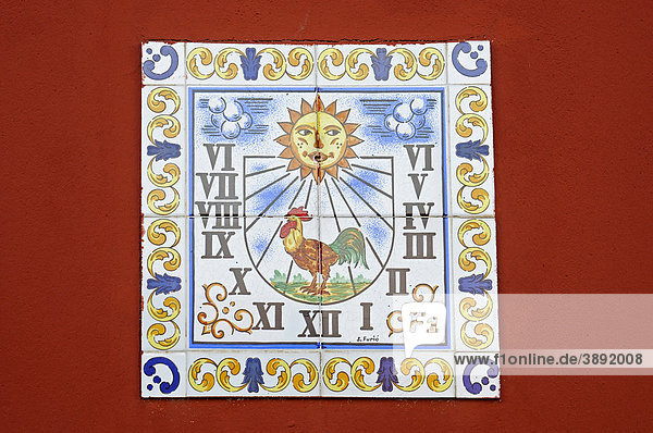 Sonnenuhr  Hahn  spanische Kacheln  azulejos  Hauswand  Costa Blanca  Provinz Alicante  Spanien  Europa