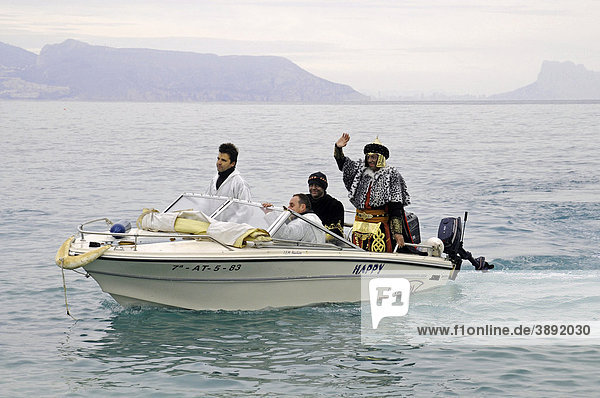 Ankunft  Boot  Wasser  heilige drei Könige  Verkleidung  Kostüm  Festtag  religiöses Fest  Brauchtum  Tradition  Albir  Altea  Costa Blanca  Provinz Alicante  Spanien  Europa