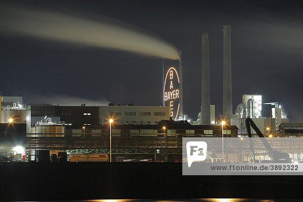 Bayer-Firmengelände mit Fabrikgebäuden und Rhein im Vordergrund  Nachtaufnahme  Leverkusen  Nordrhein-Westfalen  Deutschland  Europa
