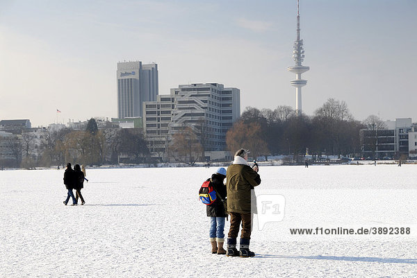 Menschen auf der zugefrorenen Außenalster in Hamburg  Deutschland  Europa