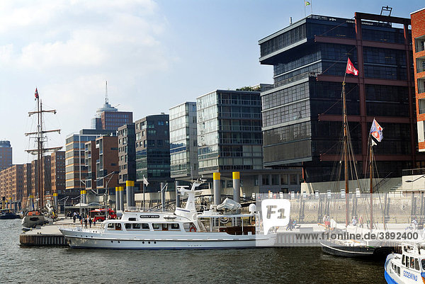 Traditionsschiffhafen und Sandtorkai in der Hafencity von Hamburg  Deutschland  Europa