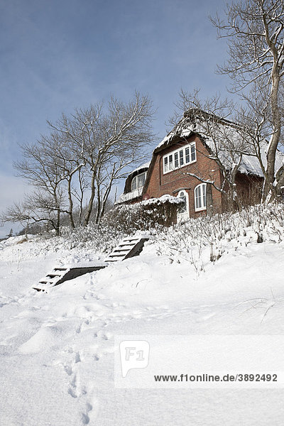 Ein verschneites Haus auf den Dünen von Wyk  Nordsee-Insel Föhr  Nordfriesische Inseln  Schleswig-Holstein  Norddeutschland  Europa