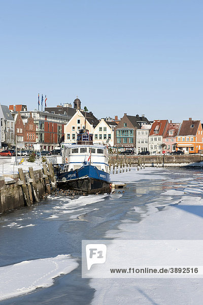 Der zugefrorene Binnenhafen  Husum  Nordsee  Nordfriesland  Schleswig Holstein  Norddeutschland  Europa