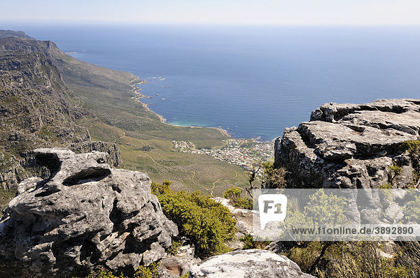 Blick vom Tafelberg in Richtung Kap der Guten Hoffnung und auf Camps Bay  Kapstadt  Westkap  Südafrika  Afrika