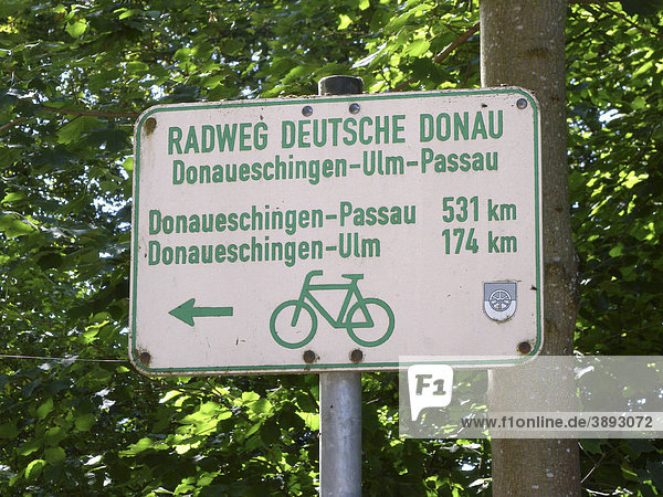 Schild Radweg Deutsche Donau bei Donaueschingen  Baden-Württemberg  Deutschland  Europa