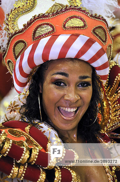 Sambaschule Unidos da Tijuca  lachende junge Frau im Kostüm  Carnaval 2010  Sambodromo  Rio de Janeiro  Brasilien  Südamerika