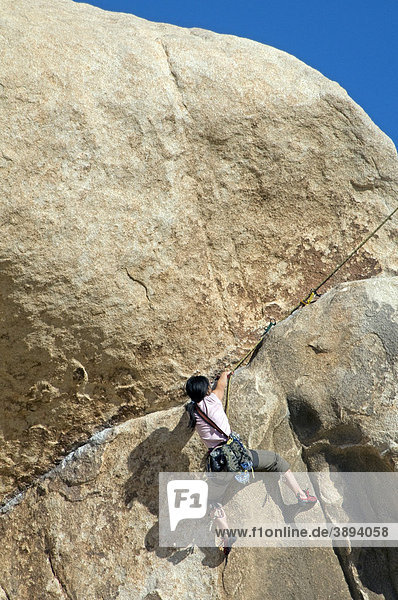 Kletterin an Monzonit Granit Felswand in der Wüste  Joshua Tree Nationalpark  Mojave-Wüste  Kalifornien  USA