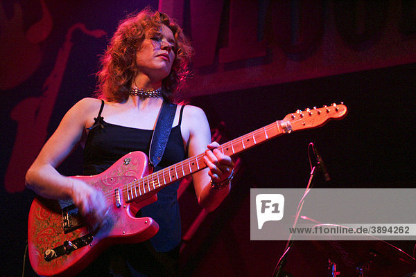 Die kanadische Bluessängerin  Gitarristin und Songschreiberin Sue Foley live im Moonwalker Music Club in Aarburg  Aargau  Schweiz