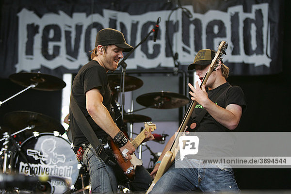 Niels Grötsch  Gitarrist und Florian Speer  Bassist  der deutschen Pop-Rockband Revolverheld live beim Heitere Open Air in Zofingen  Aargau  Schweiz