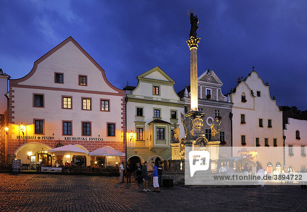Platz Namesti Svornosti  historische Altstadt am Abend  UNESCO-Welterbe  Cesky Krumlov oder Böhmisch Krumau  Tschechien  Europa