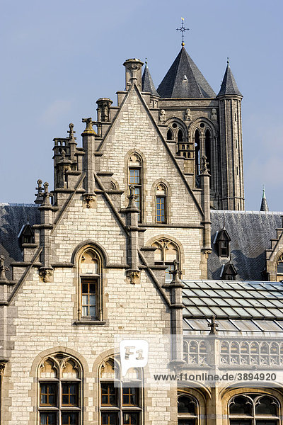 Das historistische Postamt im neugotischen Stil mit St.-Nikolaus-Kirche  Graslei  Gent  Flandern  Belgien  Europa
