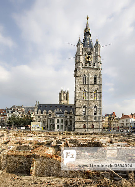 Ausgrabungen am Korenmarkt  Belfortstraat  dahinter der Belfried mit der Tuchhalle und die St.-Bavo-Kathedrale  Gent  Flandern  Belgien  Europa
