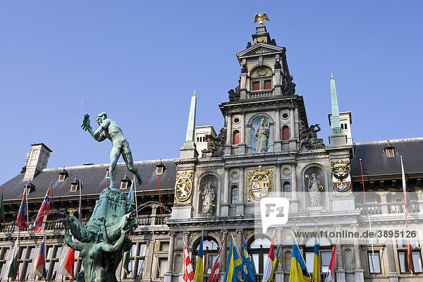 Der Brabobrunnen vor dem Rathaus auf dem Grote Markt  Antwerpen  Flandern  Belgien  Europa