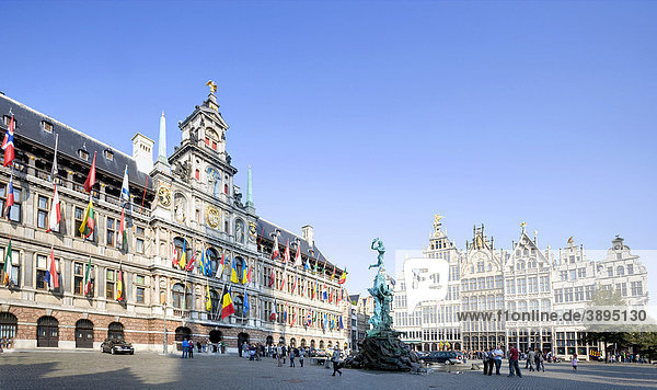 Gildehäuser und Brabobrunnen mit dem Rathaus auf dem Grote Markt  Antwerpen  Flandern  Belgien  Europa