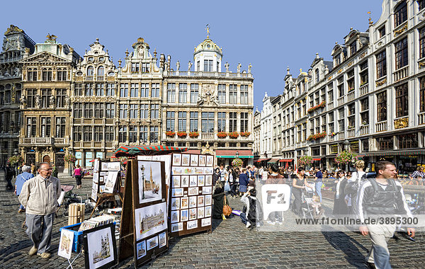 Verkaufsstände auf dem Grote Markt  dahinter Fassaden und Giebel der Gildehäuser  Brüssel  Belgien  Europa
