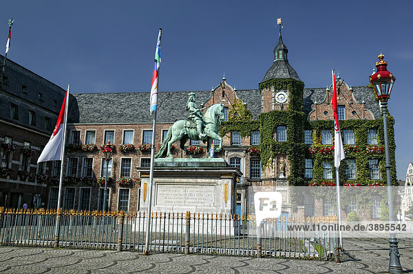 Rathaus mit Jan-Wellem-Denkmal in der Altstadt  Düsseldorf  Nordrhein-Westfalen  Deutschland  Europa