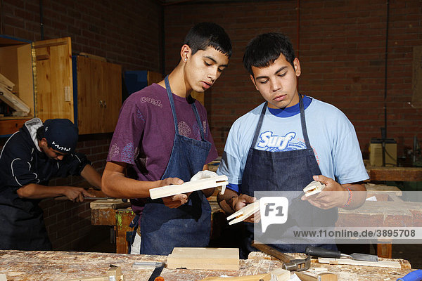 Lehrlinge in der Lehrwerkstatt  Schreiner  FundaciÛn Cristo Vive  Santiago de Chile  Chile  Südamerika