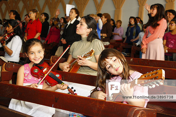 Musizierende Mädchen während des Gottesdienstes  Catedral Evangelica de Chile  Pfingstler Kirche  Santiago de Chile  Chile  Südamerika