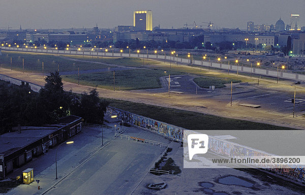 Berliner Mauer mit Todesstreifen in den 80er Jahren  Blick von West nach Ost vom Dach des Weinhaus Huth am heutigen Potsdamer Platz  Berlin  Deutschland  Europa