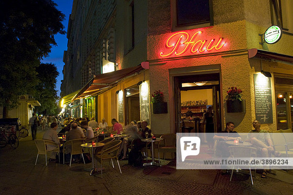 Cafe und Restaurant Pfau  StraßencafÈ  abendliche Straßenszene  Bergmannstraße  Flaniermeile in Kreuzberg  Berlin  Deutschland  Europa