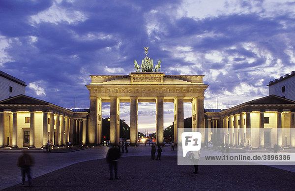 Brandenburger Tor in der Dämmerung  Wolken  Passanten  Berlin  Deutschland  Europa