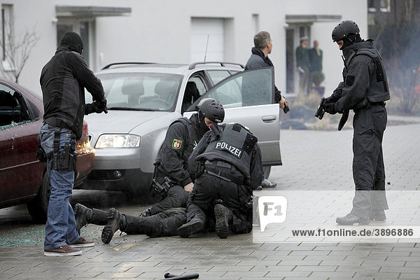 Police special task forces  SEC  during a practical rehearsal  capturing 2 perpetrators in a car  Duesseldorf  North Rhine-Westphalia  Germany  Europe