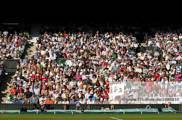 Zuschauer auf dem Centre Court  Wimbledon 2009  Grand Slam Tournament  Großbritannien  Europa