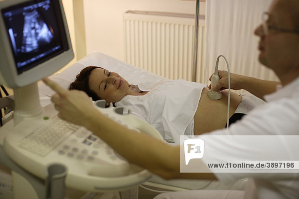 Schwangere Frau beim Arzt  Ultraschalluntersuchung