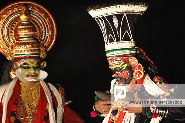 Kathakali-Tanz  Chuvanna Thaadi Charakter  Kerala  Südindien  Indien  Asien