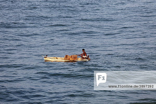 Fischer in kleinem Fischerboot  nahe Kovalam  Malabarküste  Malabar  Kerala  Südindien  Indien  Asien